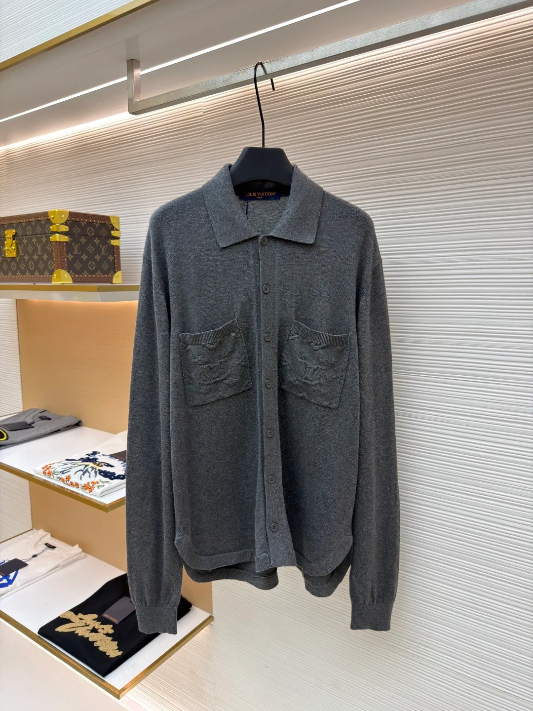 LOUIS VUITTON solid color LOGO intarsia long-sleeved sweater ●Original version: Purchased and developed in 19939 ●Item number: 1681417-A85 ●Fabric: combed cotton fabric ●Technology: knitted intarsia production ●Color: gray ●Version: fitted version ●Weight: about 365 grams ●Size: S-M-L-XL ●Description: This knitted shirt is made of combed cotton fabric, which is made of precision knitting technology to present a delicate texture, with both softness and stiffness. The shirt collar design is processed through a three-dimensional narrowing process, making the collar shape flat and close to the neck line. The single-row buttons are custom-made metal buttons that are harmonious with the color of the body. They are sewn in precise position for smooth opening and closing. The chest pocket and brand logo use intarsia knitting technology. The pattern texture is clear and integrated with the knitted fabric, making the brand highly recognizable. The cuffs are ribbed knitted to fit the wrist tightly and have excellent resilience. The overall tailoring is a form-fitting version, and the multi-piece knitted structure is spliced. The lines are smooth and neat when worn. It not only retains the luxurious texture of knitted items, but also demonstrates the brand's high-end craftsmanship through exquisite intarsia technology. It is a boutique item that combines business and casual styles. The overall wiring is straight and delicate, the fabric is comfortable and soft, and the color is consistent without color difference. It can be matched with the same style to create a fashionable look and control various occasions. Customized accessories, complete with three standards, same style for men and women!